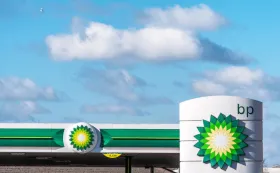 Bloomberg узнал об изучении Shell возможности купить BP